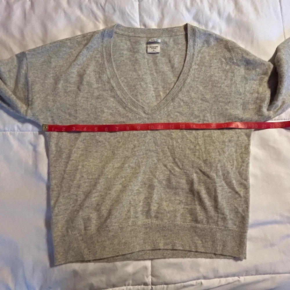 Abercrombie & Fitch Cashmere Gray V-Neck Sweater Retail $160 Size Medium - Picture 3 of 6